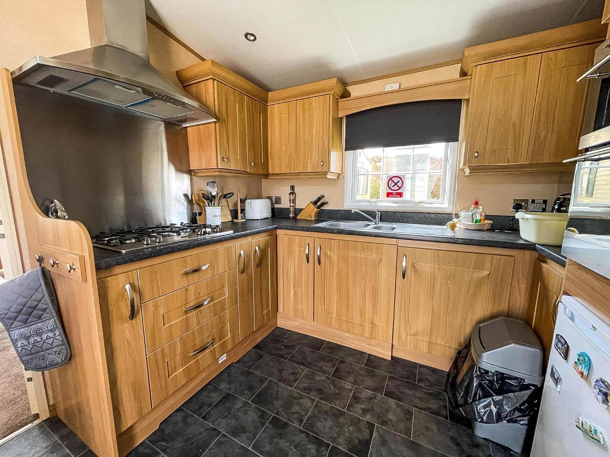 Lovely Caravan With Large Decking At Naze Marine Holiday Park Ref 17306Br Уолтън-он-дъ-Нейз Екстериор снимка