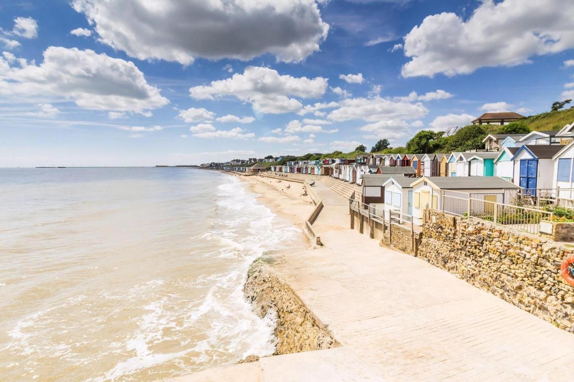 Lovely Caravan With Large Decking At Naze Marine Holiday Park Ref 17306Br Уолтън-он-дъ-Нейз Екстериор снимка