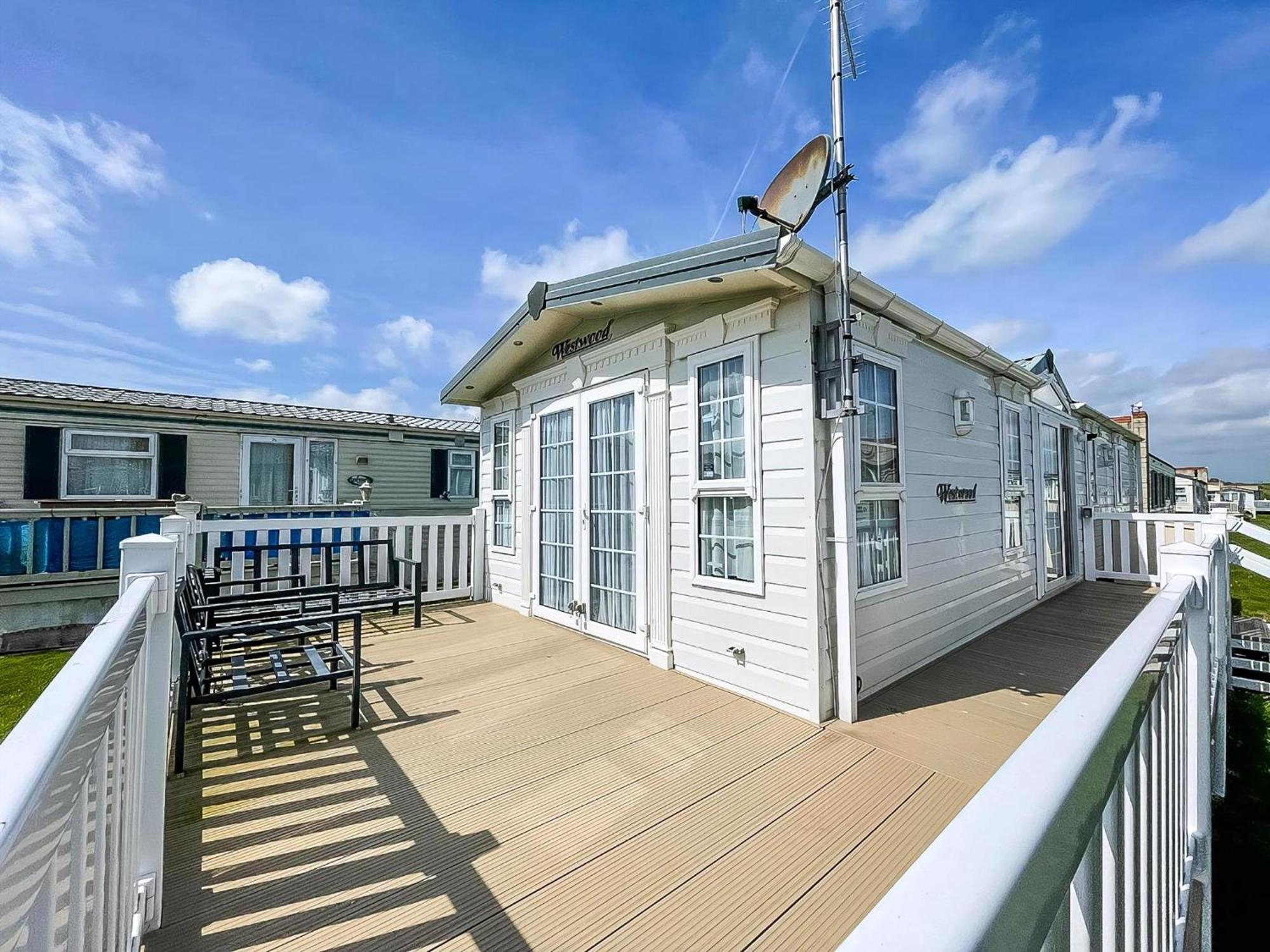 Lovely Caravan With Large Decking At Naze Marine Holiday Park Ref 17306Br Уолтън-он-дъ-Нейз Екстериор снимка