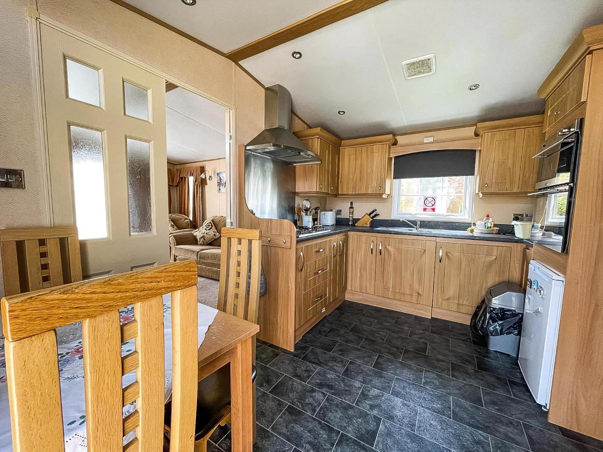 Lovely Caravan With Large Decking At Naze Marine Holiday Park Ref 17306Br Уолтън-он-дъ-Нейз Екстериор снимка